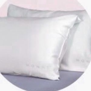 MONAT LUXURY SATIN PILLOWCASE SET